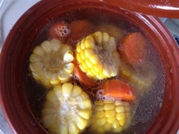 玉米胡萝卜排骨汤的做法步骤2