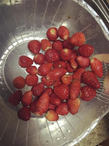 草莓奶昔盆栽的做法步骤1