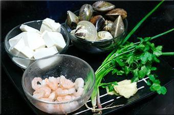 虾仁豆腐海蛤汤的做法步骤1