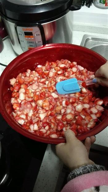 酸甜草莓酱的做法步骤2