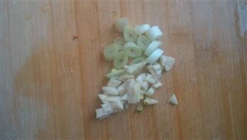 豆豉青椒炒腊肠的做法步骤2