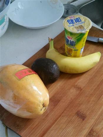木瓜牛油果香蕉奶昔的做法步骤1