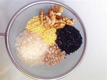 黑芝麻小米薏仁营养米糊的做法步骤1