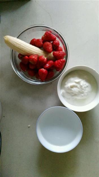 代餐草莓奶昔的做法步骤1