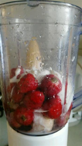 代餐草莓奶昔的做法步骤2