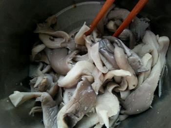 炸蘑菇，肉的味道的做法图解1