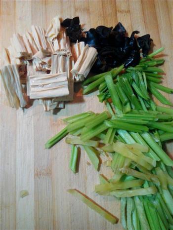 芹菜拌腐竹的做法步骤1