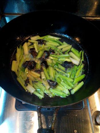 芹菜拌腐竹的做法步骤2