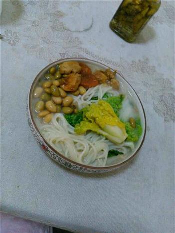 咸鹅黄豆汤下米线的做法步骤1