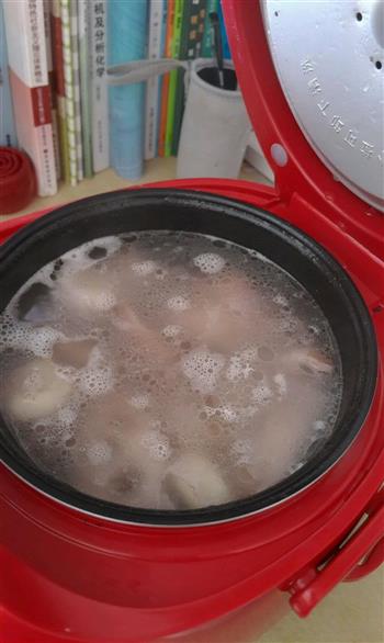 马蹄莲藕猪脚汤的做法步骤2