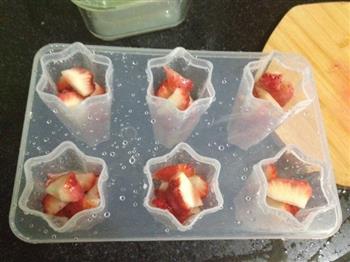 草莓冰棍的做法图解1