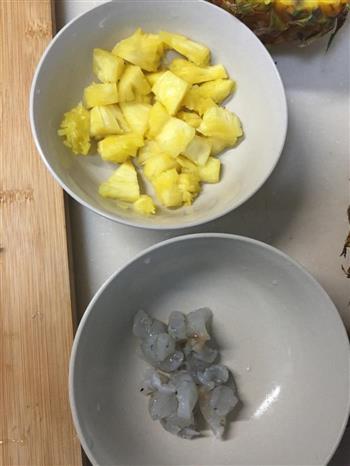 菰米虾仁菠萝饭的做法图解5