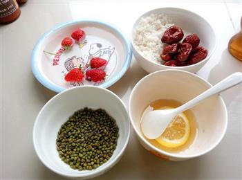 绿豆红枣水果粥的做法步骤1