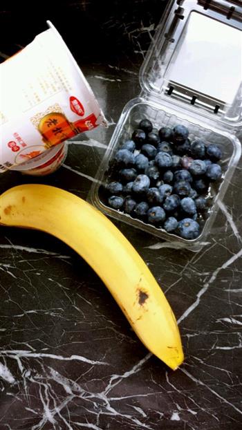 蓝莓香蕉酸奶昔的做法图解1
