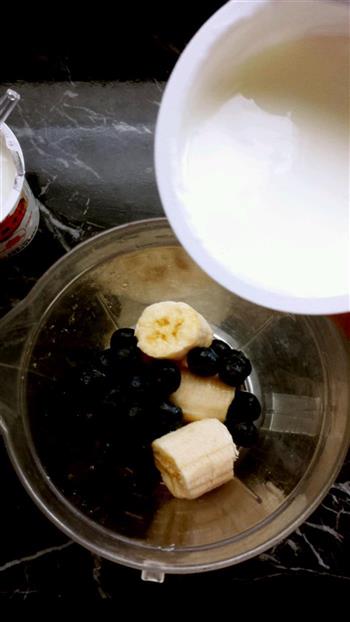 蓝莓香蕉酸奶昔的做法步骤3