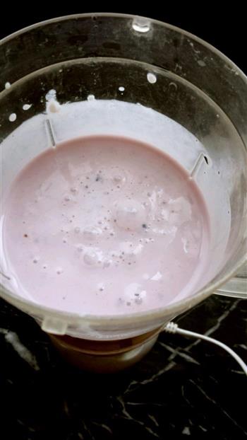 蓝莓香蕉酸奶昔的做法步骤4