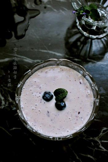 蓝莓香蕉酸奶昔的做法步骤5