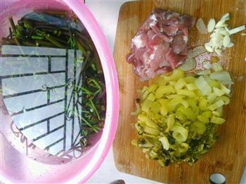 蕨菜炒酸菜肉片的做法步骤3