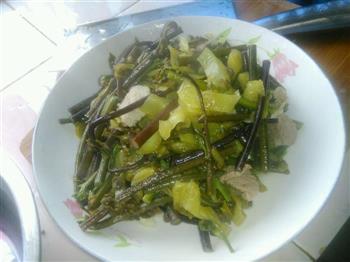 蕨菜炒酸菜肉片的做法步骤5