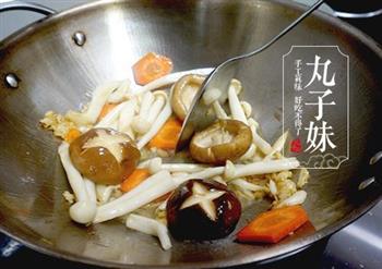美味家常菜-蚝油杂菌肉丸煲的做法图解3