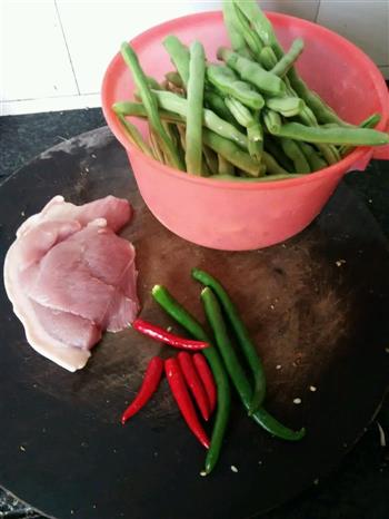 猪碎肉炒四季豆的做法步骤1