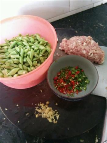 猪碎肉炒四季豆的做法步骤2