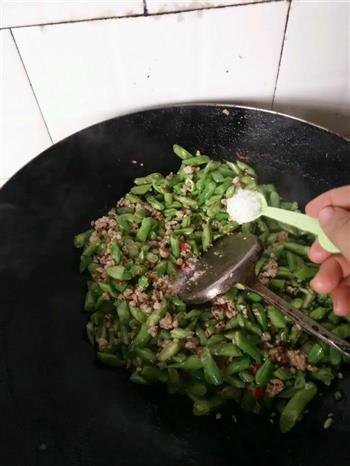 猪碎肉炒四季豆的做法步骤5