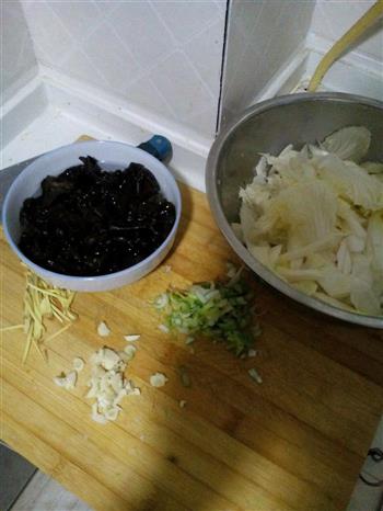 家常白菜炒木耳的做法步骤1