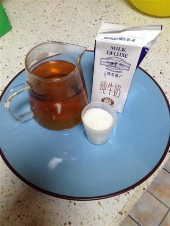 简单好喝的焦糖奶茶的做法步骤1