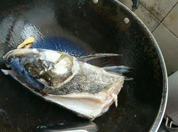在家也能做奶白的鱼头豆腐汤的做法步骤5