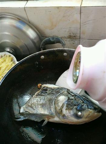 在家也能做奶白的鱼头豆腐汤的做法步骤6