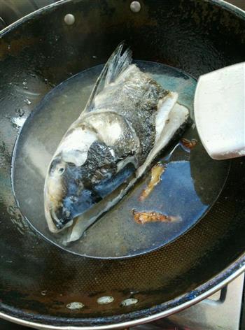 在家也能做奶白的鱼头豆腐汤的做法步骤7