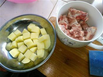 土豆蒸排骨的做法步骤1