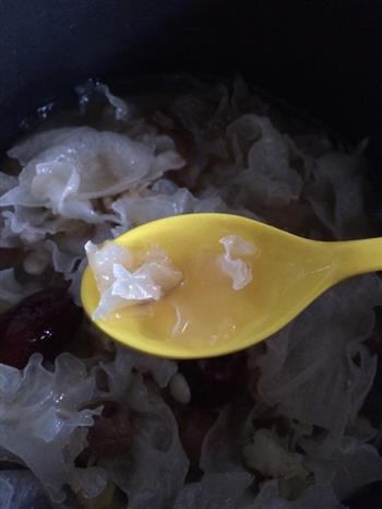 天气热了来碗清肠养颜的银耳红枣桂圆甜汤吧的做法图解2