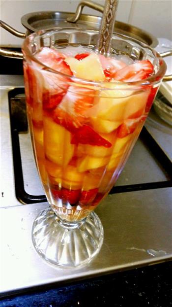 草莓、木瓜、银耳汤的做法步骤1