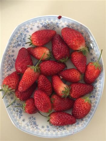 草莓香蕉酸奶甜品的做法步骤1