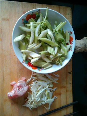 芹菜炒肉刀削面的做法步骤3