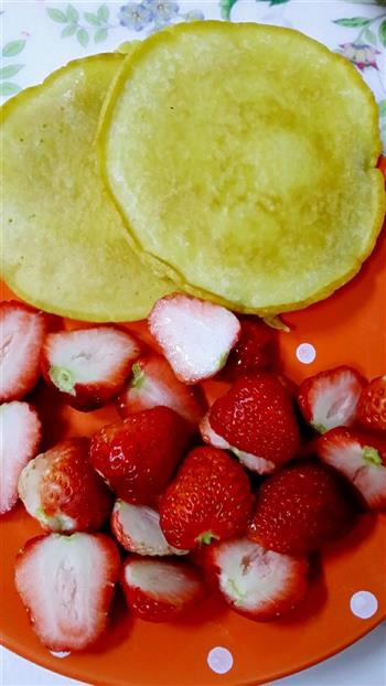 草莓鸡蛋煎饼酸奶塔的做法步骤7