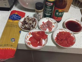 香肠茄汁肉酱意大利面的做法步骤1