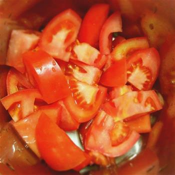 番茄玉米排骨汤的做法图解1