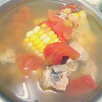 番茄玉米排骨汤的做法步骤2