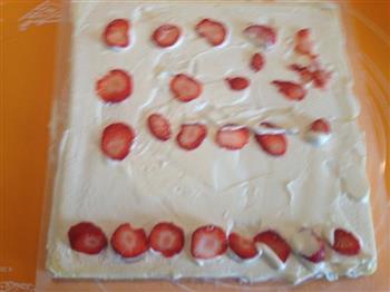 千叶纹草莓蛋糕卷的做法步骤19