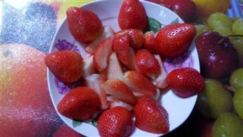 草莓香蕉酸奶果拼的做法步骤2