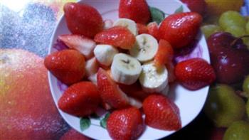 草莓香蕉酸奶果拼的做法图解3
