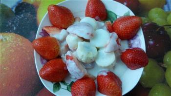 草莓香蕉酸奶果拼的做法图解4