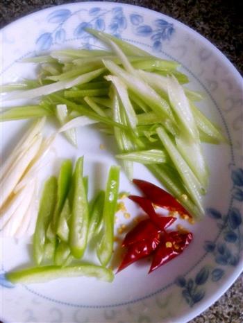 芹菜炒肉丝的做法步骤2
