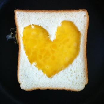 my heart —心早餐面包煎蛋的做法图解2
