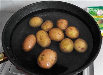 充满回忆的味道-回锅土豆的做法步骤1