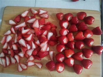倍儿棒的自制草莓酱的做法步骤1