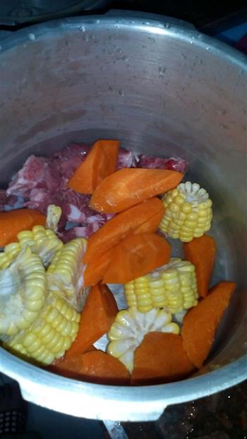 玉米红萝卜排骨汤的做法图解2